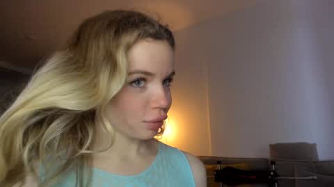 Snapshot of stella_vans chatting on December 15, 9:13 am Asella online show from December 15, 9:13 am