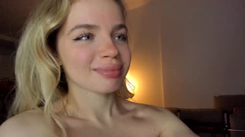 Snapshot of stella_vans chatting on December 19, 1:07 pm Asella online show from December 19, 1:07 pm