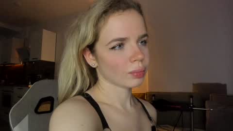 Snapshot of stella_vans chatting on December 24, 12:44 pm Asella online show from December 24, 12:44 pm