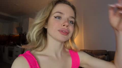 Snapshot of stella_vans chatting on January 5, 12:53 pm Asella online show from January 5, 12:53 pm