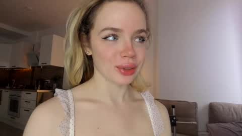 Snapshot of stella_vans chatting on February 12, 9:10 am Asella online show from February 12, 9:10 am