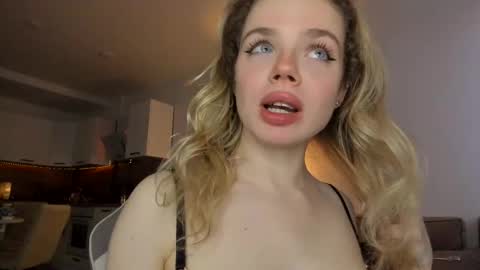 Snapshot of stella_vans chatting on February 13, 9:30 am Asella online show from February 13, 9:30 am