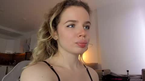 Snapshot of stella_vans chatting on March 5, 11:38 am Asella online show from March 5, 11:38 am