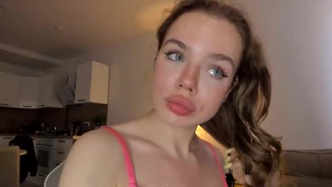 Snapshot of stella_vans chatting on September 17, 7:32 am Asella online show from September 17, 7:32 am