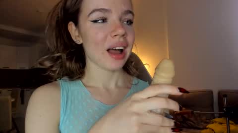 Snapshot of stella_vans chatting on December 1, 8:52 am Asella online show from December 1, 8:52 am