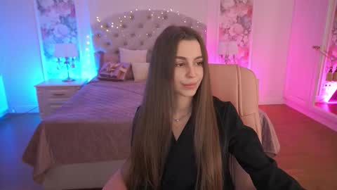 stellahoneywell online show from December 18, 7:47 am