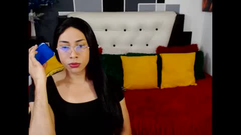 Snapshot of stephanieparadis25 chatting on April 15, 1:18 pm stephanieparadis online show from April 15, 1:18 pm
