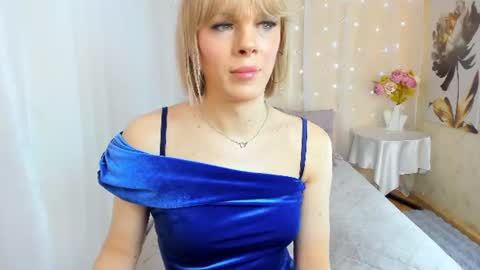 Snapshot of stesnyashkaalice chatting on June 21, 1:13 pm Alice online show from June 21, 1:13 pm