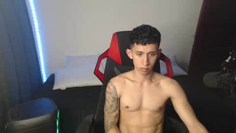 Snapshot of stevensex501 chatting on January 4, 1:10 am steven online show from January 4, 1:10 am