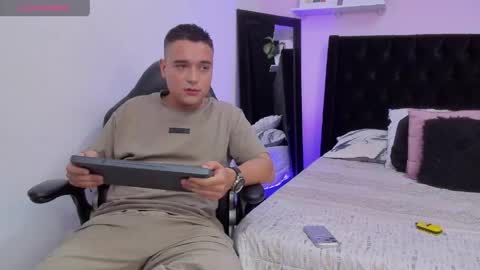 Snapshot of stiiven_lopez chatting on April 15, 3:19 pm Stiven online show from April 15, 3:19 pm