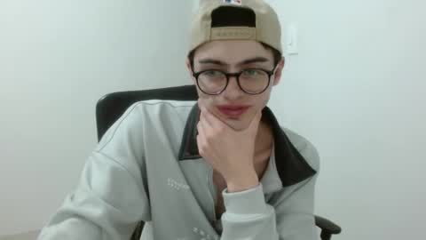 Snapshot of stiv_grant chatting on May 6, 1:14 am stiv_grant online show from May 6, 1:14 am