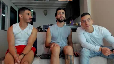 Snapshot of straight__friends chatting on December 2, 11:00 pm straight__friends online show from December 2, 11:00 pm