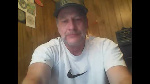 Snapshot of straightmaletouse chatting on April 20, 4:43 pm straightmaletouse online show from April 20, 4:43 pm