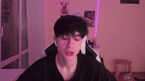 Snapshot of stralght_twinks chatting on December 2, 3:15 am Ray online show from December 2, 3:15 am