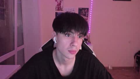 Snapshot of stralght_twinks chatting on December 4, 1:47 am Ray online show from December 4, 1:47 am