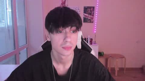 Snapshot of stralght_twinks chatting on December 15, 7:24 am Ray online show from December 15, 7:24 am