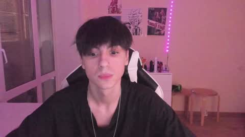 Snapshot of stralght_twinks chatting on December 16, 3:54 pm Ray online show from December 16, 3:54 pm