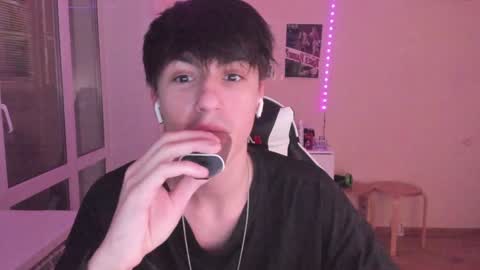 Snapshot of stralght_twinks chatting on December 19, 10:32 pm Ray online show from December 19, 10:32 pm