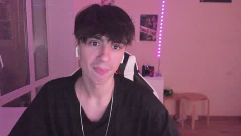 Snapshot of stralght_twinks chatting on December 20, 11:37 pm Ray online show from December 20, 11:37 pm