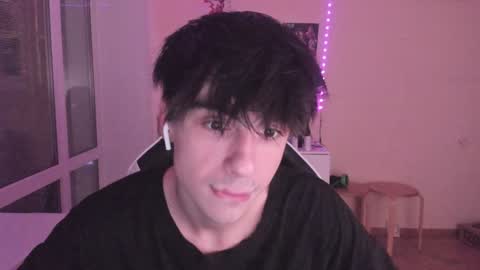 Snapshot of stralght_twinks chatting on December 25, 12:16 am Ray online show from December 25, 12:16 am