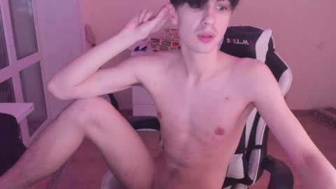 Snapshot of stralght_twinks chatting on December 27, 5:42 am Ray online show from December 27, 5:42 am