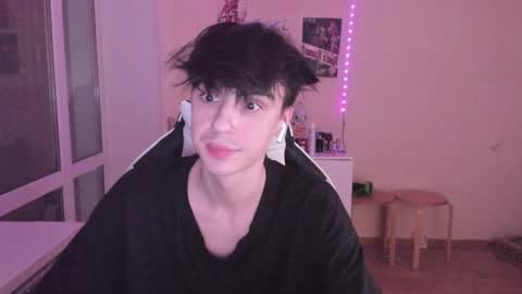 Snapshot of stralght_twinks chatting on December 28, 12:47 am Ray online show from December 28, 12:47 am