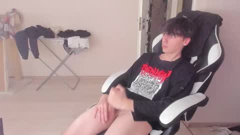 Snapshot of stralght_twinks chatting on October 4, 12:36 pm Ray online show from October 4, 12:36 pm