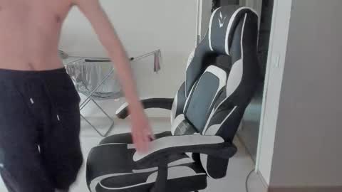 Snapshot of stralght_twinks chatting on October 21, 12:39 pm Ray online show from October 21, 12:39 pm