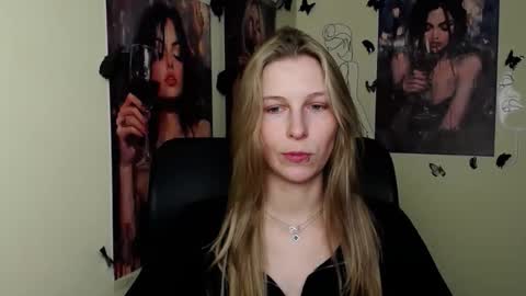 Snapshot of stranger_giirl chatting on April 23, 12:40 pm Amalia online show from April 23, 12:40 pm