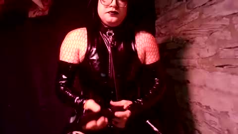 Snapshot of strangespence chatting on April 26, 7:17 am Mistress kinki online show from April 26, 7:17 am