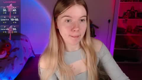 Snapshot of strawberry_juli chatting on May 14, 5:25 am Juli online show from May 14, 5:25 am