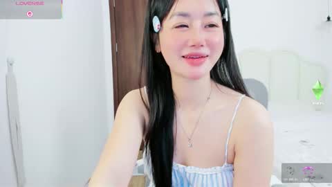 Snapshot of strawberry_loveee chatting on February 13, 5:03 am strawberry_loveee online show from February 13, 5:03 am