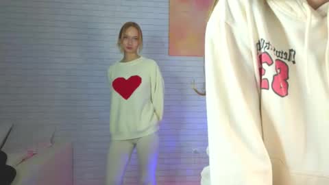 Snapshot of strawberryglow chatting on November 14, 9:46 pm Alice and Violetta online show from November 14, 9:46 pm