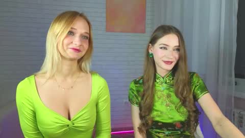 Snapshot of strawberryglow chatting on November 17, 2:23 pm Alice and Violetta online show from November 17, 2:23 pm