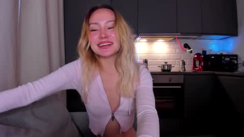 Snapshot of strawberrypie99 chatting on January 9, 1:03 pm Tati and Lola online show from January 9, 1:03 pm