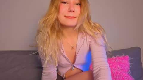 Snapshot of strawberrypie99 chatting on March 21, 4:06 am Tati and Lola online show from March 21, 4:06 am