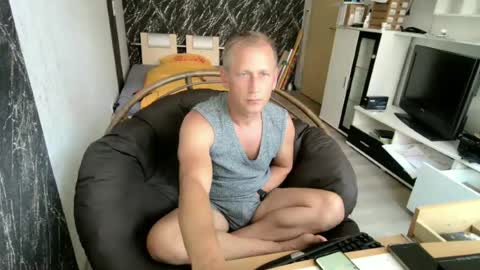 Snapshot of stringslave02 chatting on June 24, 12:59 pm stringslave02 online show from June 24, 12:59 pm
