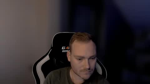 Snapshot of sub_austr chatting on November 5, 8:42 pm sub_austr online show from November 5, 8:42 pm