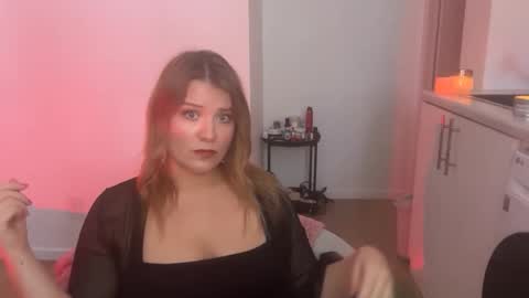 Snapshot of submissivescarletxo chatting on June 7, 8:01 pm Scarlet online show from June 7, 8:01 pm