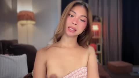 Snapshot of suckablechick chatting on May 18, 10:59 pm Marry online show from May 18, 10:59 pm
