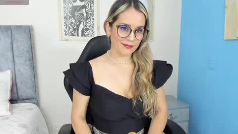 sugar_milff online show from April 28, 1:38 pm