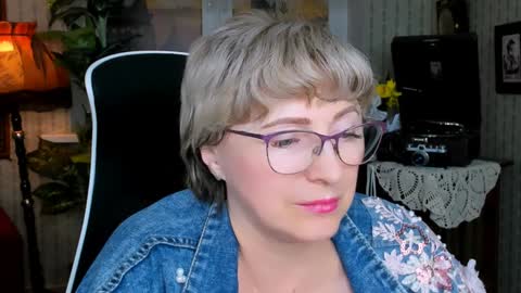 Vivien online show from December 8, 1:03 pm