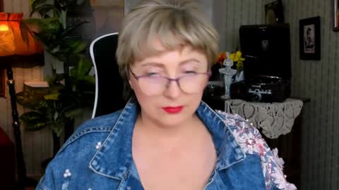 Vivien online show from December 8, 4:07 pm