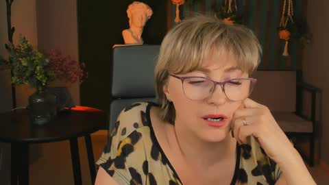 Vivien online show from December 14, 6:30 pm