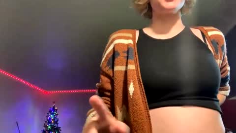 Snapshot of suicunebitch chatting on December 7, 8:22 am Ophelia online show from December 7, 8:22 am