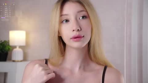 Snapshot of sunnmoonn chatting on May 22, 2:44 pm Lily online show from May 22, 2:44 pm