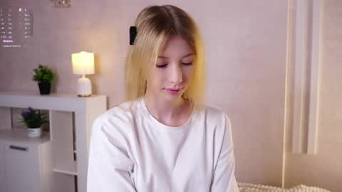 Snapshot of sunnmoonn chatting on June 6, 2:44 pm Lily online show from June 6, 2:44 pm