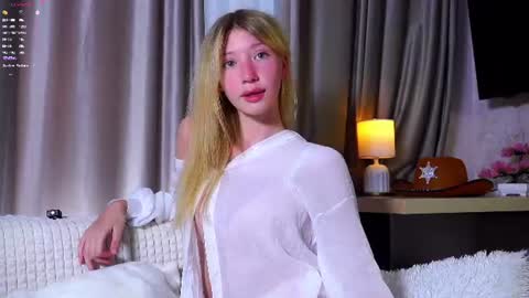 Snapshot of sunnmoonn chatting on July 15, 11:32 pm Lily online show from July 15, 11:32 pm