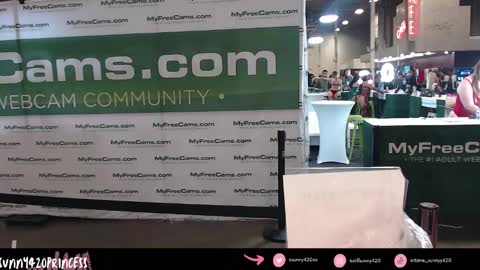 Snapshot of sunny420princess chatting on December 7, 11:12 pm Sunny420 online show from December 7, 11:12 pm