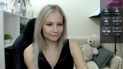 Snapshot of sunny_bunny6 chatting on October 21, 3:18 am Naomi online show from October 21, 3:18 am